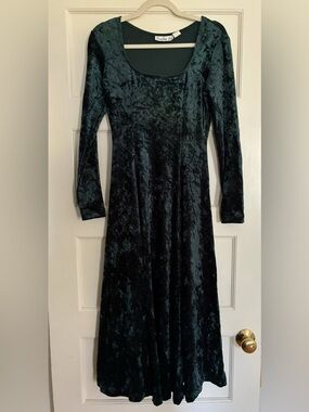Long Sleeve Velvet Scoop Neck Dress in Deep Green